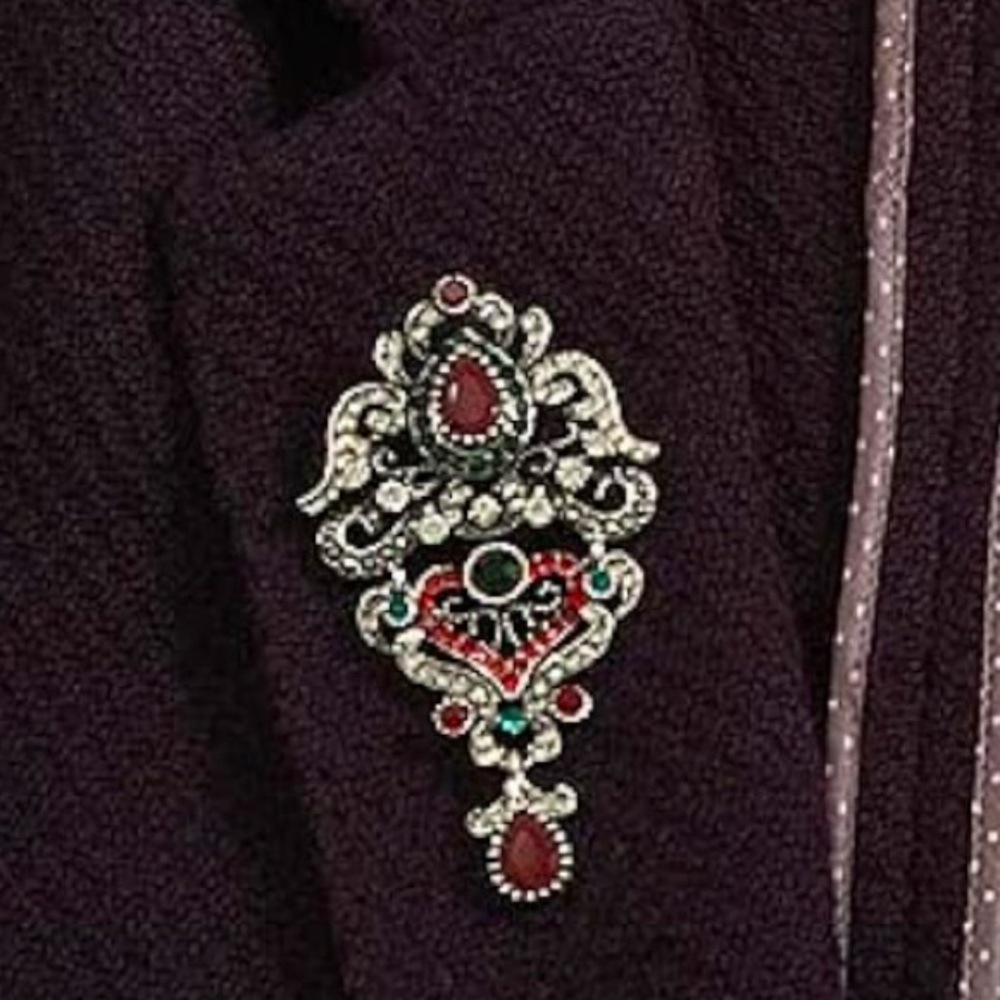 Victorian, Baroque, Gothic Crystal Flower in Aged Silver Tone Brooch, Lapel Pin - Picture 7 of 7